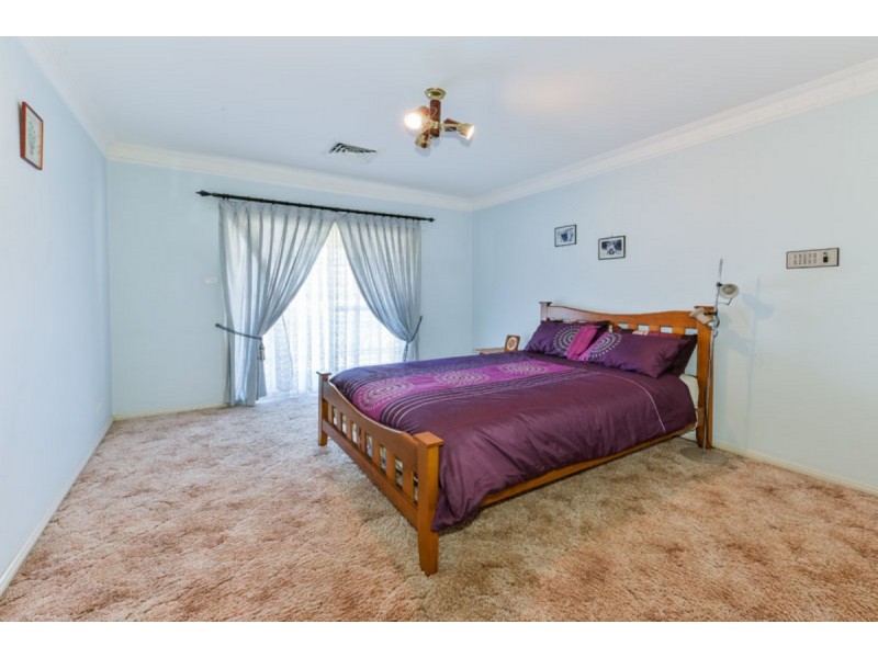 2 Berry Close, Grasmere NSW 2570