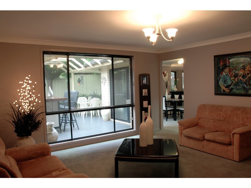 15 Cameron Place, St Helens Park NSW 2560