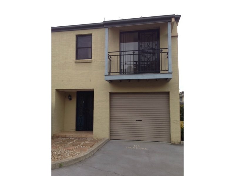 1/98 Glenfield Road, Currans Hill NSW 2567