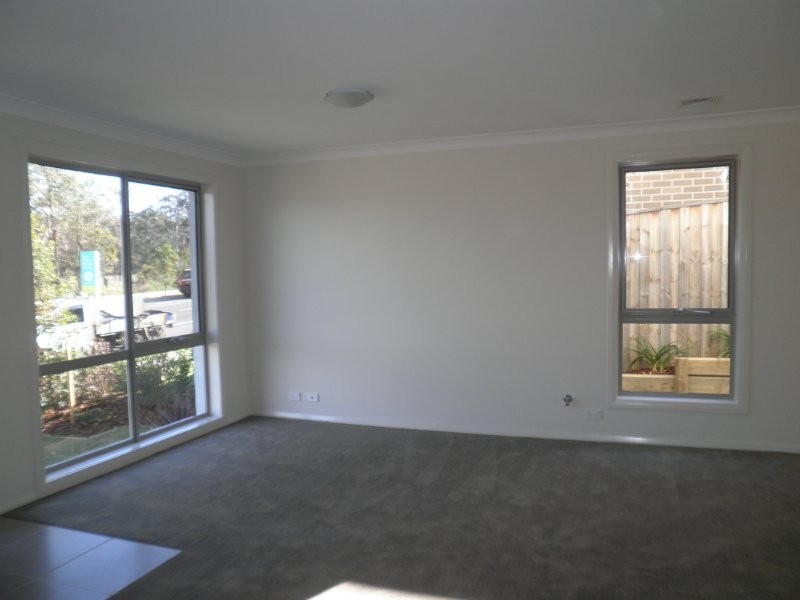 4A Hampshire Boulevarde, Spring Farm NSW 2570