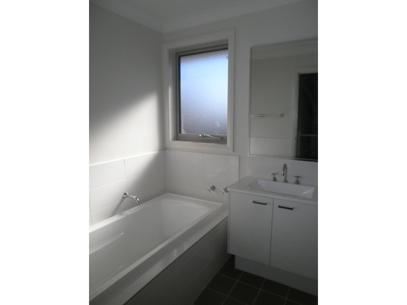 4A Hampshire Boulevarde, Spring Farm NSW 2570