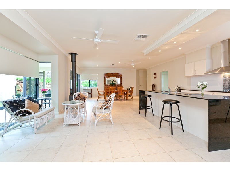 2 Lachlan Dve, Wakerley QLD 4154