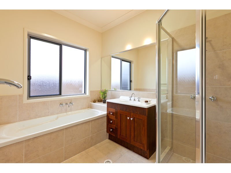 2 Lachlan Dve, Wakerley QLD 4154