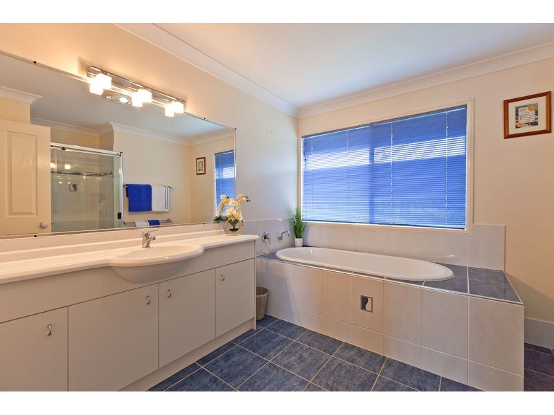 15 Haslingden Drive, Redland Bay QLD 4165