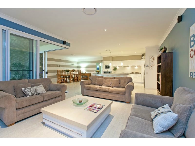 22 Magnetic Place, Redland Bay QLD 4165