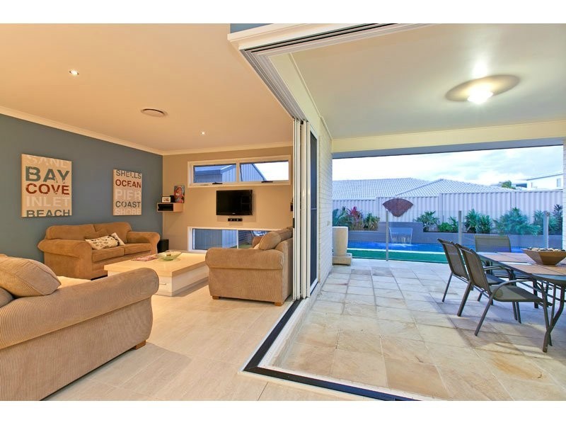 22 Magnetic Place, Redland Bay QLD 4165