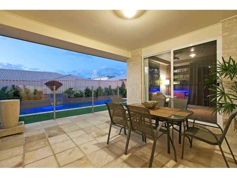 22 Magnetic Place, Redland Bay QLD 4165
