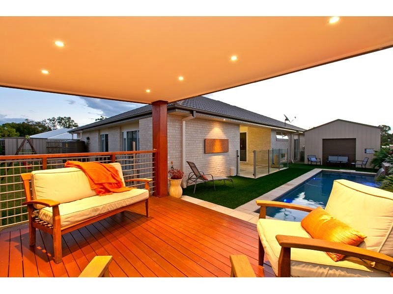 22 Magnetic Place, Redland Bay QLD 4165