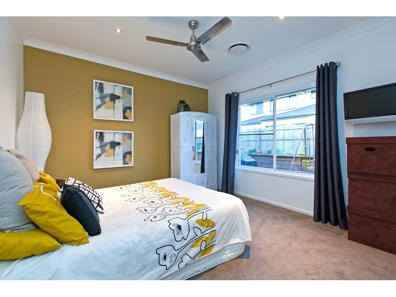 22 Magnetic Place, Redland Bay QLD 4165