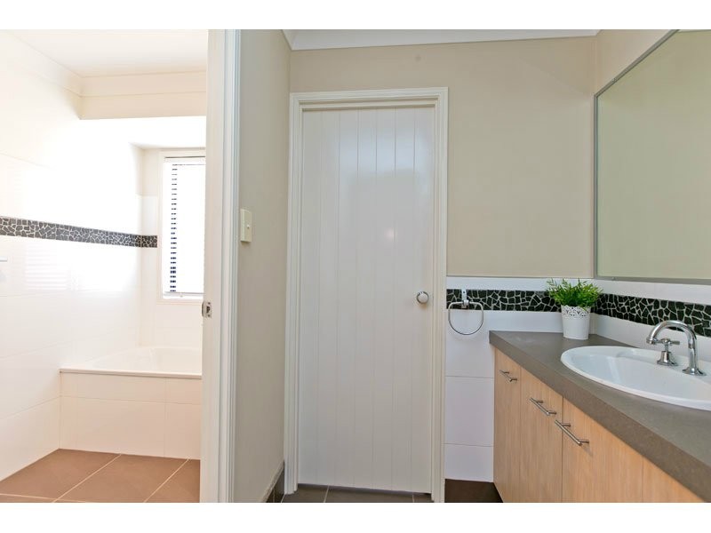 4 Foote Street, Redland Bay QLD 4165