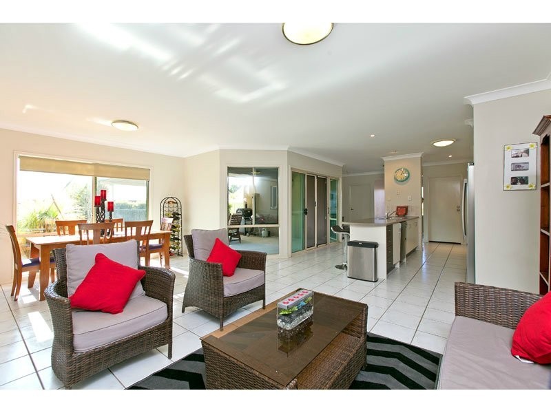 7 Caswell Cres, Redland Bay QLD 4165