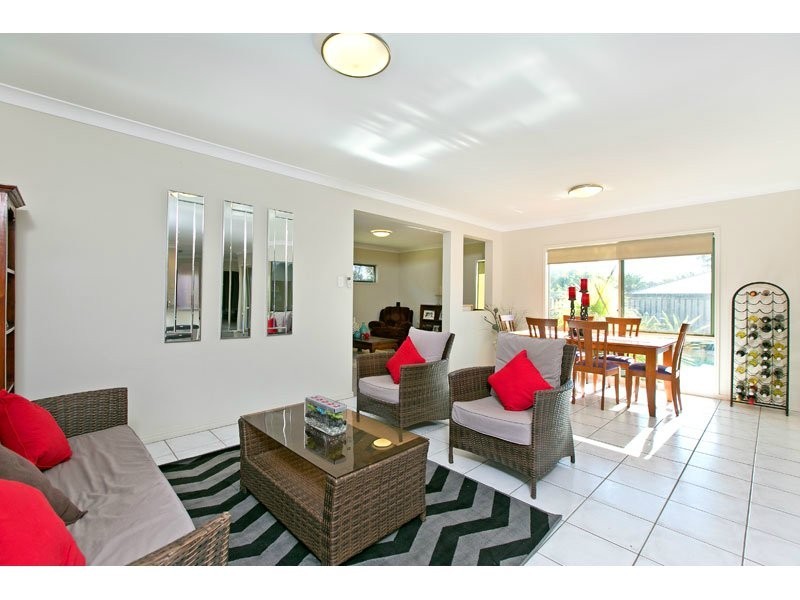 7 Caswell Cres, Redland Bay QLD 4165