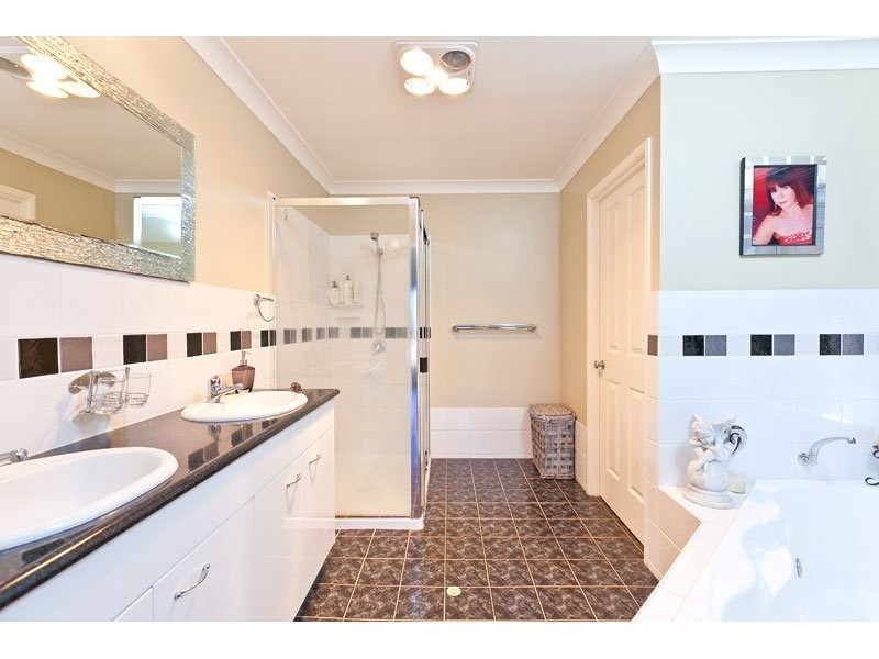 13 Lindeman Place, Redland Bay QLD 4165