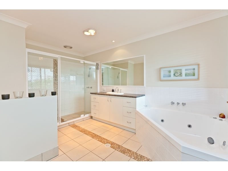 2 Seagrass Place, Redland Bay QLD 4165