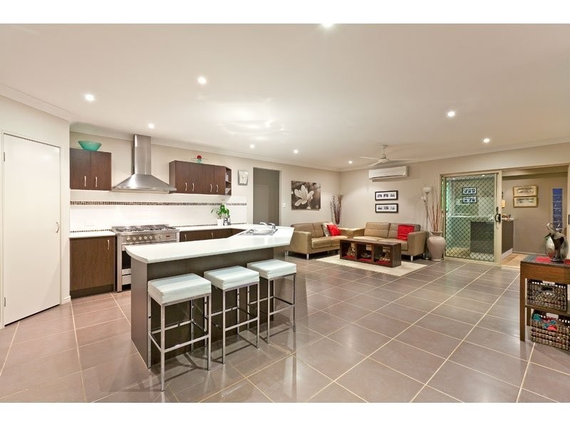 6 Newton Close, Redland Bay QLD 4165