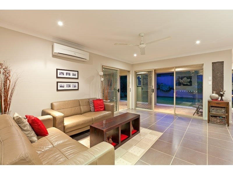 6 Newton Close, Redland Bay QLD 4165