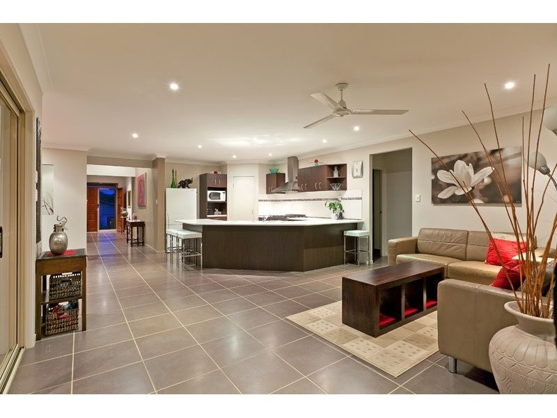 6 Newton Close, Redland Bay QLD 4165