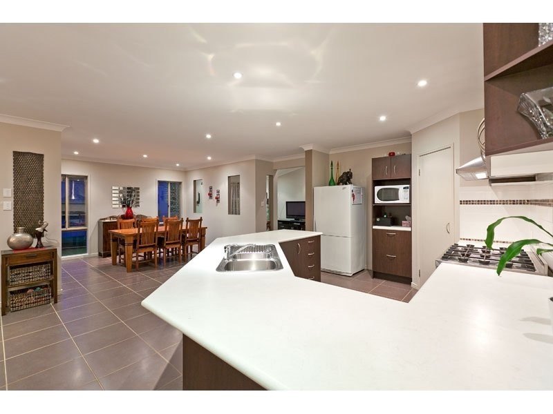 6 Newton Close, Redland Bay QLD 4165