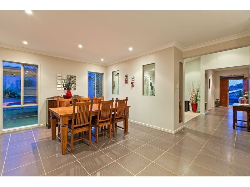 6 Newton Close, Redland Bay QLD 4165