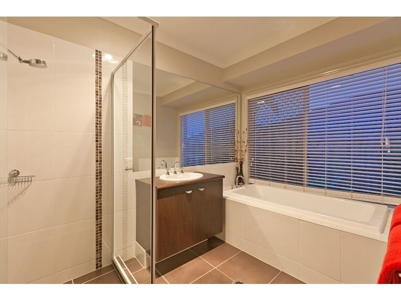 6 Newton Close, Redland Bay QLD 4165