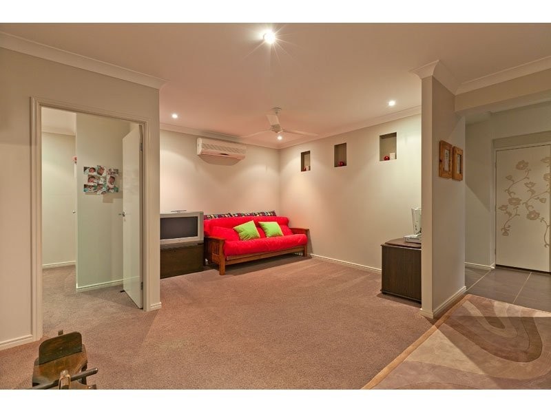 6 Newton Close, Redland Bay QLD 4165
