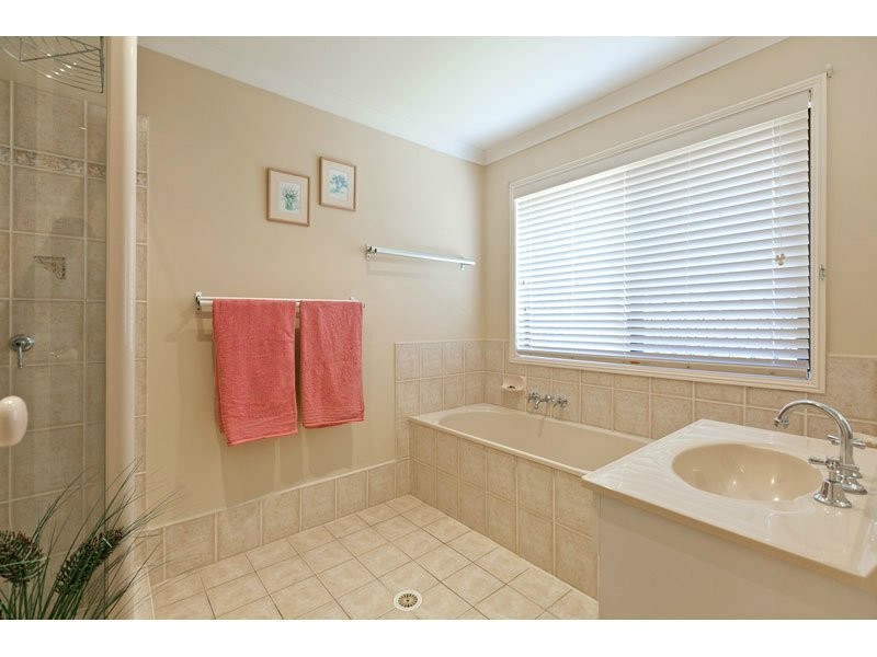 5 Gleneagles Crt, Redland Bay QLD 4165