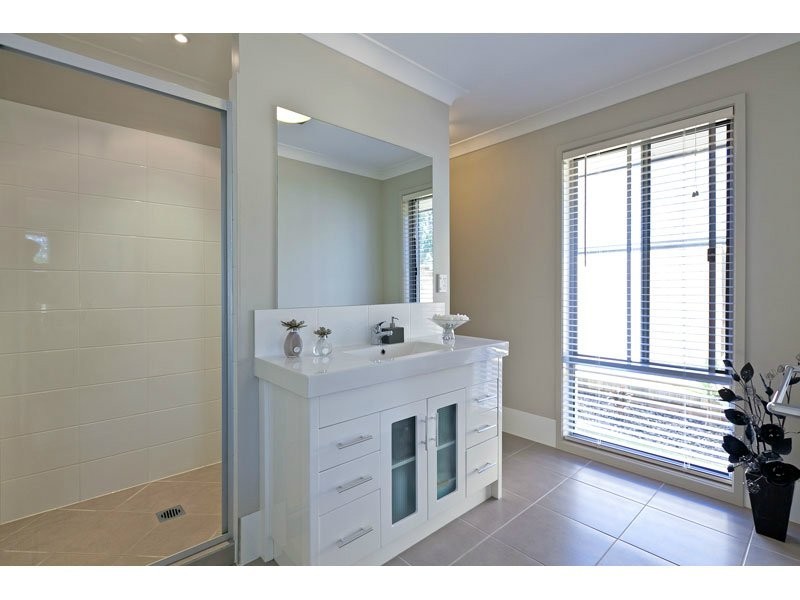 24 Unwin Road, Redland Bay QLD 4165