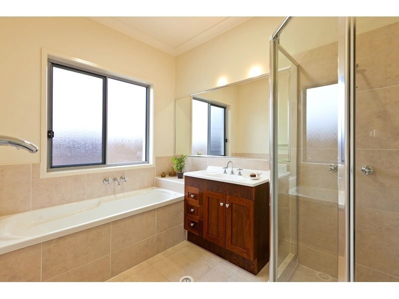 2 Lachlan Dve, Wakerley QLD 4154