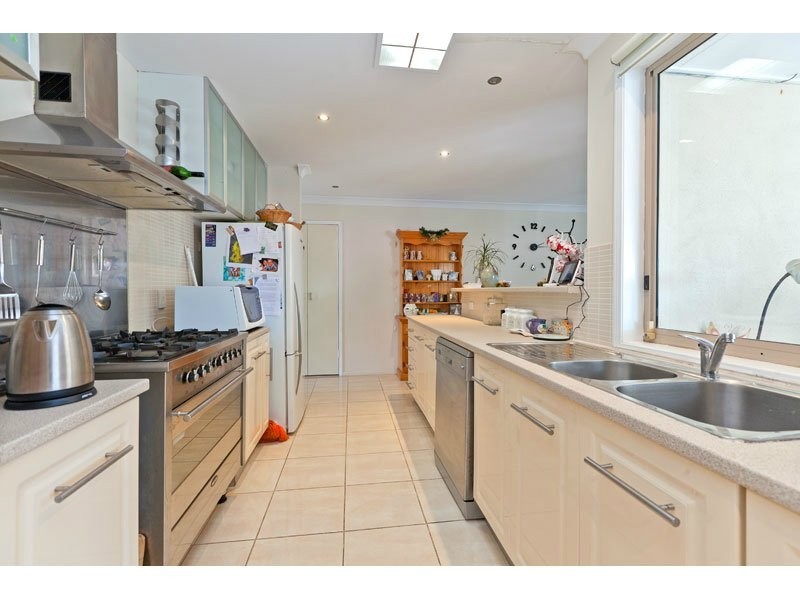 8 Penguin Street, Wellington Point QLD 4160