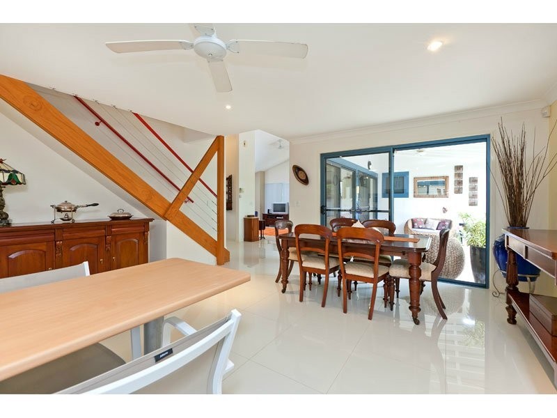 9 Little Shore St, Cleveland QLD 4163