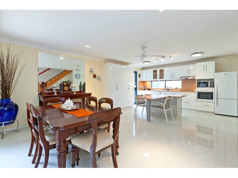 9 Little Shore St, Cleveland QLD 4163