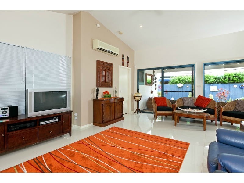 9 Little Shore St, Cleveland QLD 4163