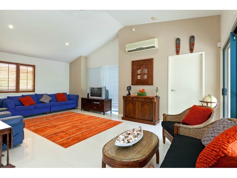 9 Little Shore St, Cleveland QLD 4163