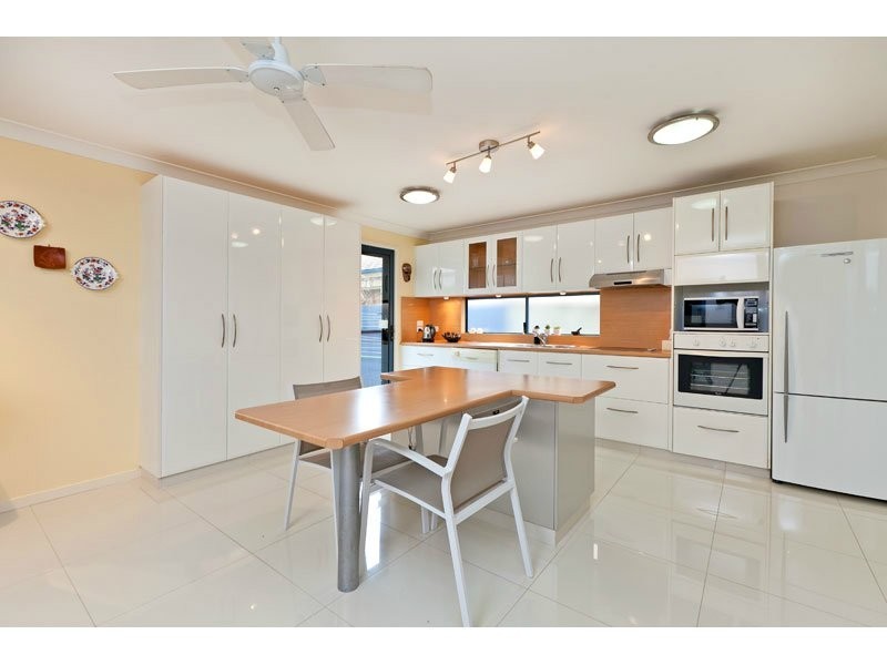 9 Little Shore St, Cleveland QLD 4163