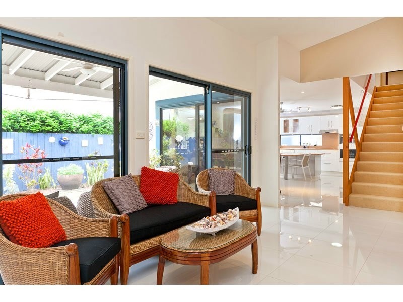 9 Little Shore St, Cleveland QLD 4163