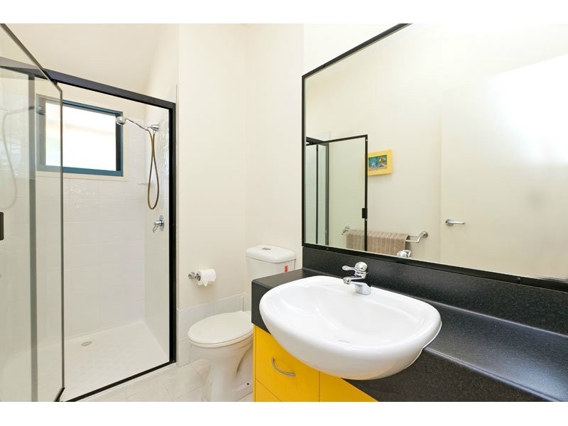 9 Little Shore St, Cleveland QLD 4163