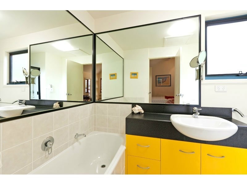 9 Little Shore St, Cleveland QLD 4163