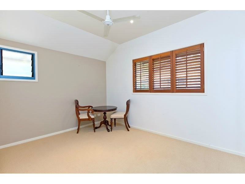 9 Little Shore St, Cleveland QLD 4163