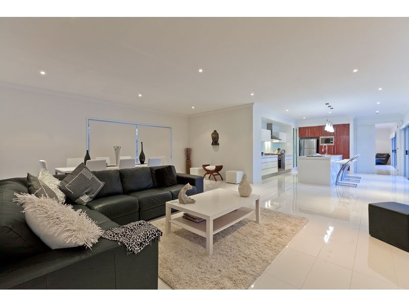 2-4 Woodcrest Close, Redland Bay QLD 4165