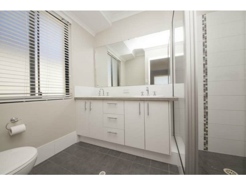 4 St Cloud, Meadow Springs WA 6210