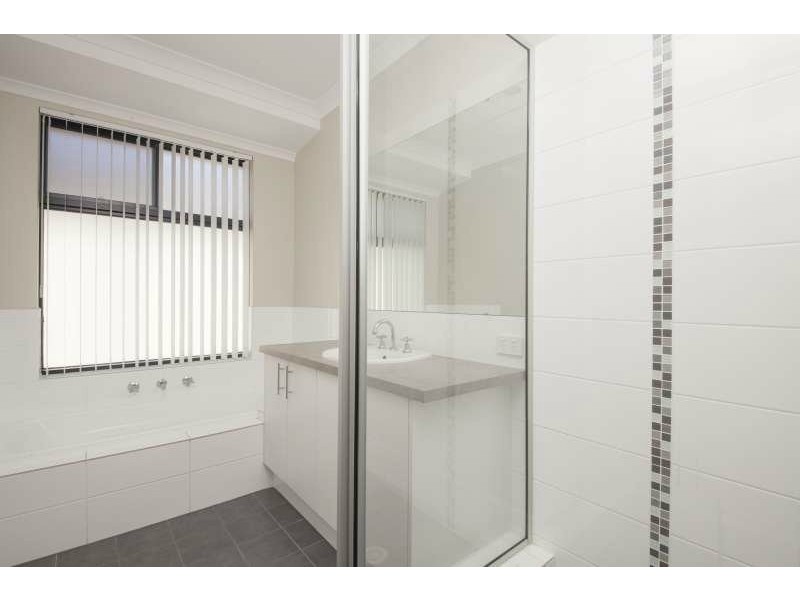 4 St Cloud, Meadow Springs WA 6210