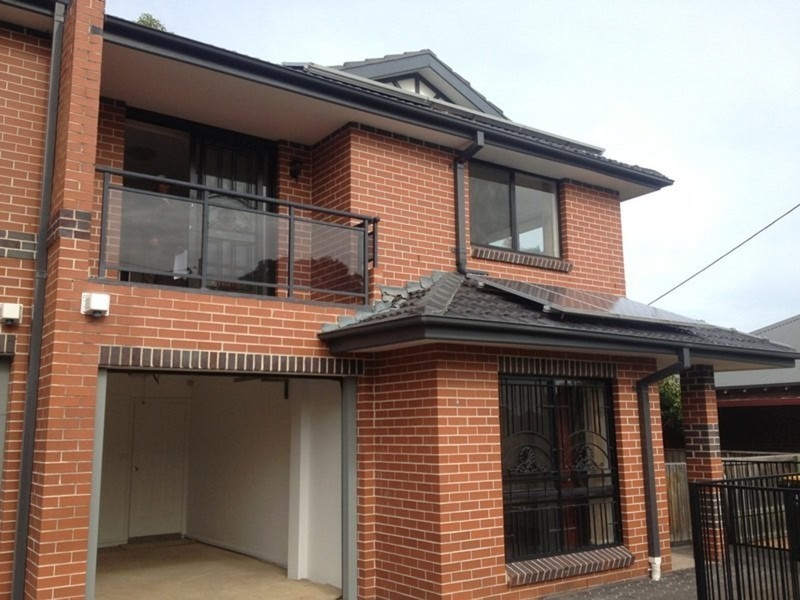 8 Amos Street, Westmead NSW 2145