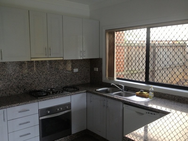 8 Amos Street, Westmead NSW 2145