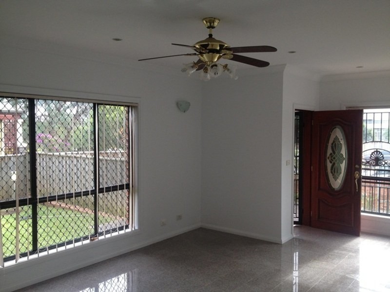 8 Amos Street, Westmead NSW 2145