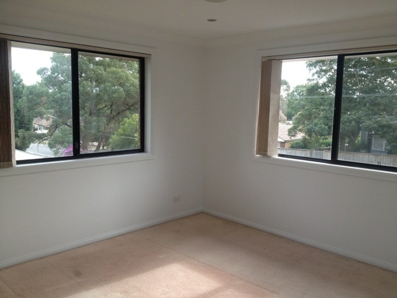 8 Amos Street, Westmead NSW 2145