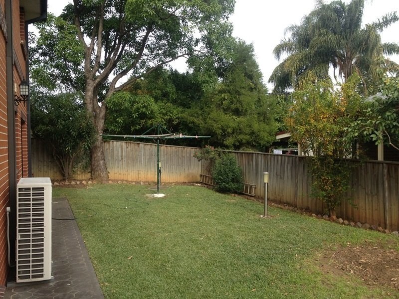 8 Amos Street, Westmead NSW 2145