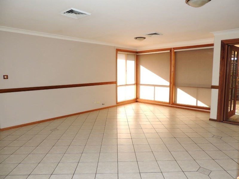 27 Ridgetop Drive, Glenmore Park NSW 2745