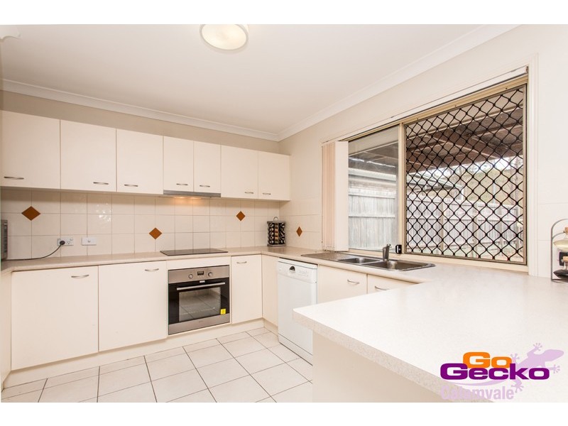 8 Innes Close, Parkinson QLD 4115