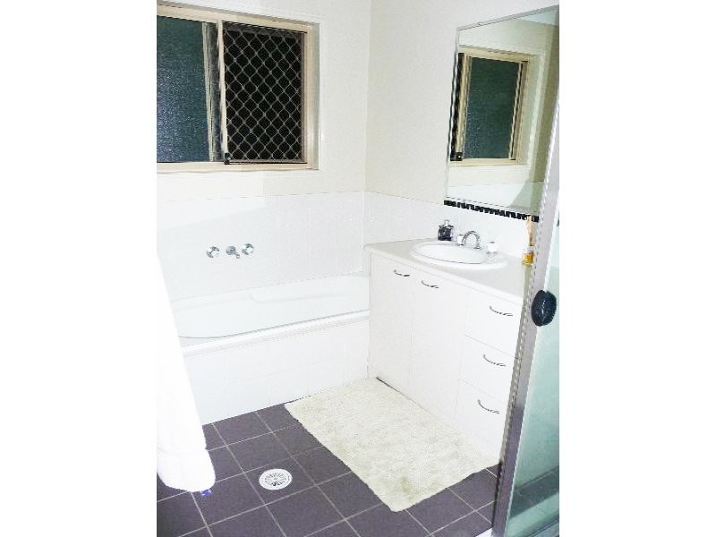 18 Karajini Crescent, Parkinson QLD 4115