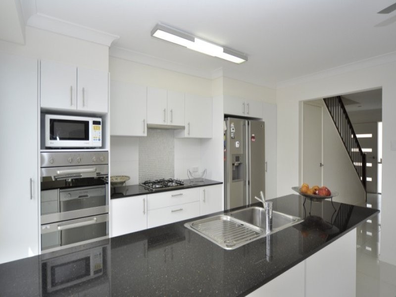 2/16 Broad Street, Labrador QLD 4215